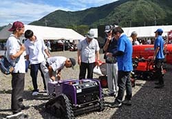 担当者から説明を聞く来場者ら