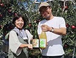 発売した「シモスワシードル」を手にする松澤さん（左）と岩井さん