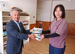 記念品を渡す北沢組合長（左）と杉浦園長（右）