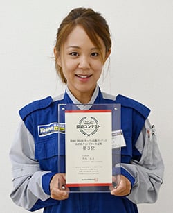 3位入賞の盾を手にする竹内成美マネージャー