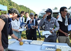南農ナシ6号を試食する参加者