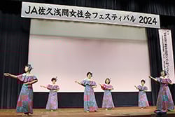 日頃の成果を披露する会員