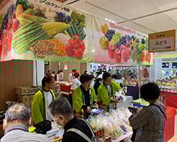 旬のブドウを買い求める来場者