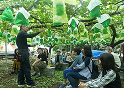青木さんからの説明に耳を傾ける参加者
