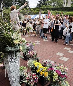 JA農業祭茅野市会場で盛り上がった「花まつり」ブースのじゃんけん大会