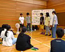 プレゼンする武蔵野五中の生徒たち