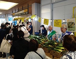 農産物を販売する宮澤組合長（右から2人目）と太田市長（右）