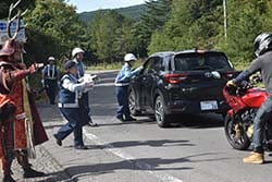交通安全チラシを配布する参加者（長野県上田市で）