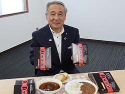 新商品をアピールする田屋組合長