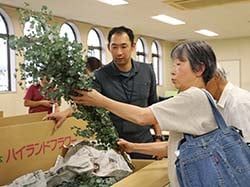 出荷規格を確認する生産者