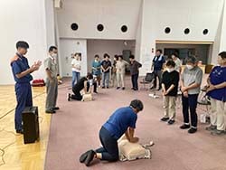心肺蘇術を学ぶ参加者
