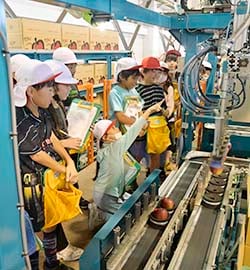 選果機を間近で見学する児童ら