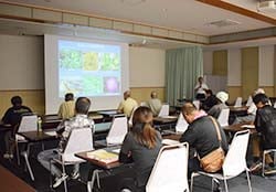 平谷技術審議役の研修を聞く生産者