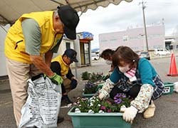 プランターに花苗を植える参加者