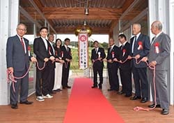 くす玉を割りオープニングを祝う参加者