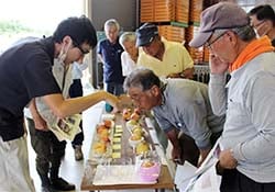 出荷規格を確認する生産者ら