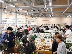 多くの来場者で賑わう店内（安曇野市豊科南穂高）