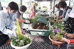 「好きなものを選べて楽しいわ」と話しながら寄せ植えを楽しむ