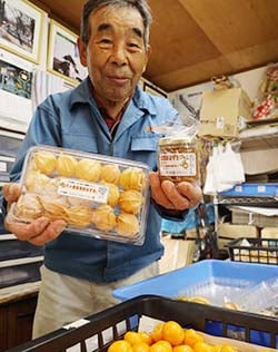 生食用ホオズキとジャムをPRする小平さん
