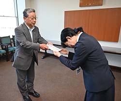 義援金を手渡す田中組合長（左）（11日、長野県松本市にて）