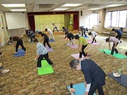 ピラティスを体験する参加者
