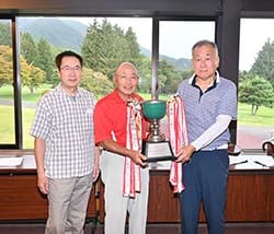 団体の部で優勝した南穂高ゴルフクラブのメンバーら