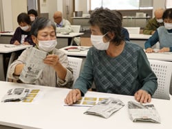 協力しながら防災スリッパを作り上げる塾生
