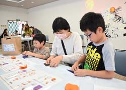 折り紙でキャンディ入れを作る参加者