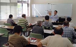 講師の説明を熱心に聞く参加者