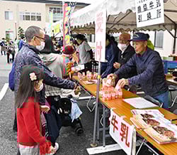牛乳消費拡大コーナーで農協牛乳をJA役職員らが配布