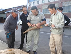 生育状況を確認するJA職員