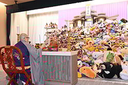 思い出の品に別れを告げた人形供養祭（安曇野市堀金）