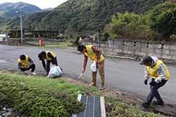 清掃活動を行う役職員