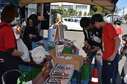 好みのリンゴを買い求める来場者