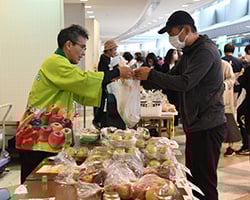 購入者に品物を渡す職員