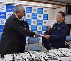 目録を伊藤市長（右）に手渡す下島専務