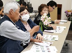 品種を確認する部会員