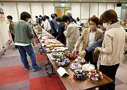 各支部の展示作品を見学する部員(長野県大町市で)