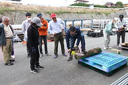 使用方法を教わる受講者