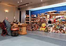 法要を執り行う鈴木住職（長野県茅野市で）