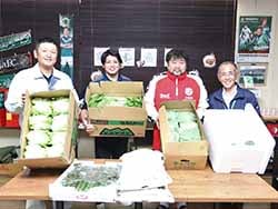 喫茶山雅での農産物贈呈