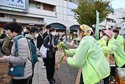 農産物の詰め合わせを配付するメンバー