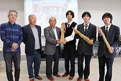 制作を担当した生徒（右3人）と完成したナガイモの模刻を受け取る中村部会長（中央）ら部会役員