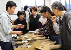 出荷規格を確認しながら、質問する女性生産者（28日、長野県東筑摩郡山形村で）