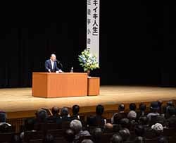 笑いの絶えない講演をする小遊三氏
