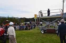 高所作業車などの性能を確かめる参加者