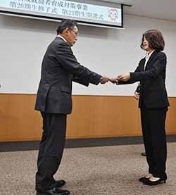 小野会長から認定書を受ける小林さん
