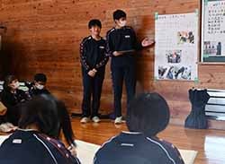 JAファーム今井での体験について話す2年生