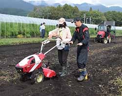 管理機の操作を実践する参加者