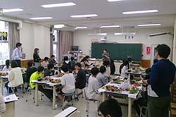 フラワーアレンジメントを作る旭ヶ丘小学校児童